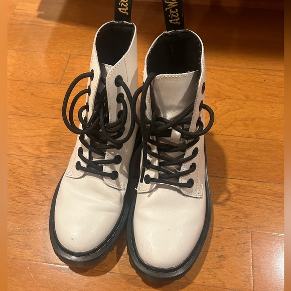 Dr. Martens Luana White Leather Lace Up Boots Size 6 Never Been Worn - Picture 4 of 10